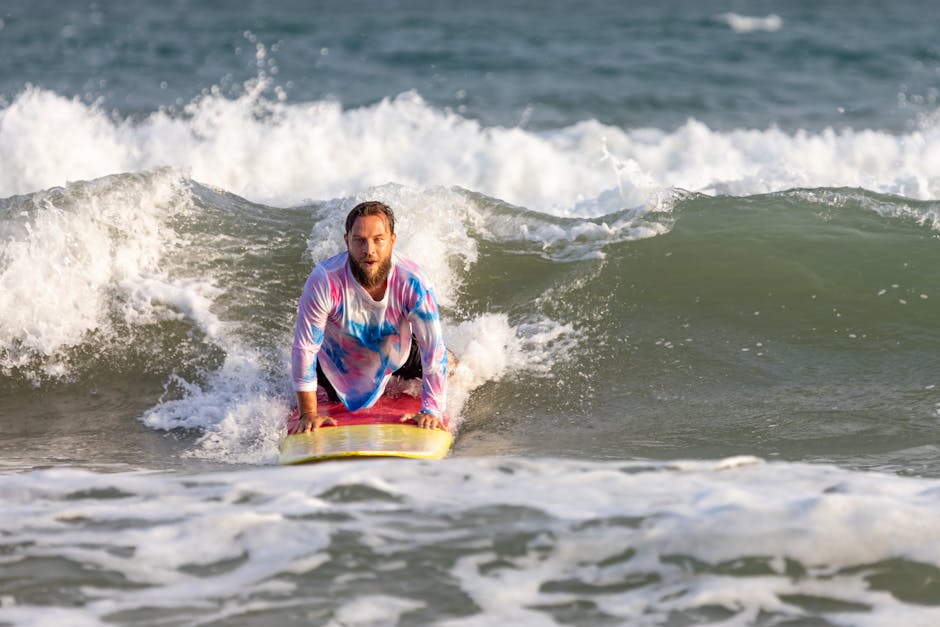 Lucas Fink praticando skimboard em Lisboa na Praça do Comércio durante chuva