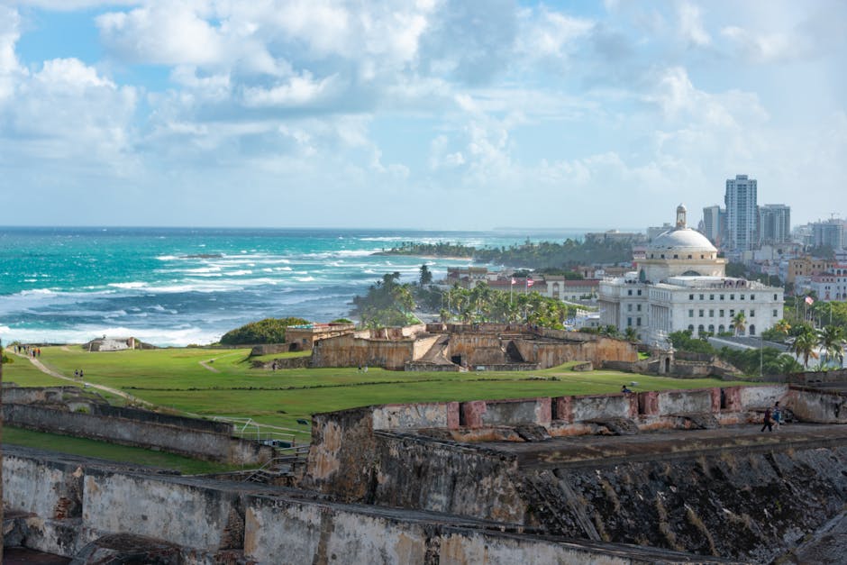 Praia paradisíaca em Porto Rico no Caribe com águas cristalinas e natureza exuberante