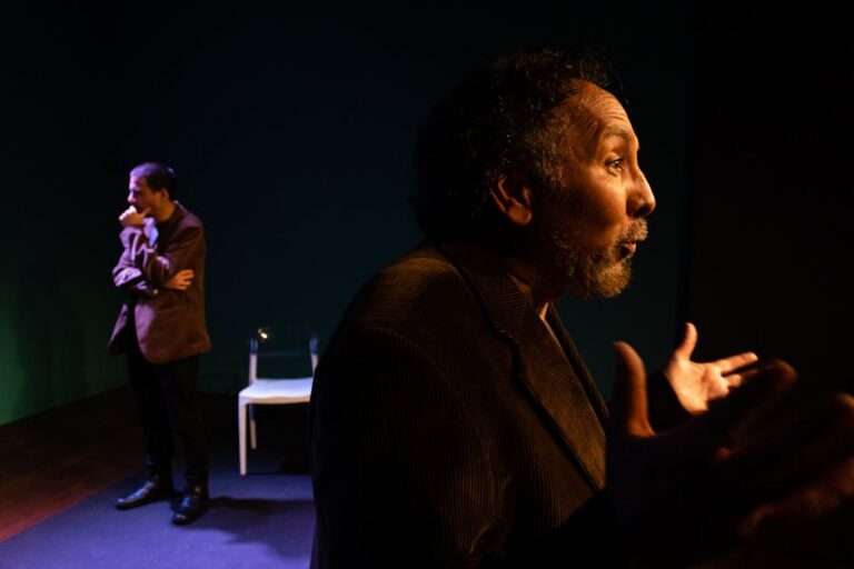 Cena do final de Positively Yours com os personagens principais