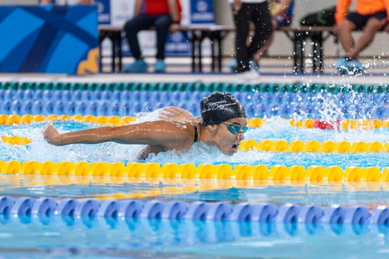 Lúcio Flavio com medalha de prata no Mundial Júnior de Natação