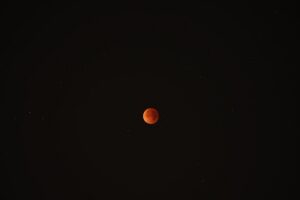 Eclipse lunar parcial com tom avermelhado da Lua de Sangue