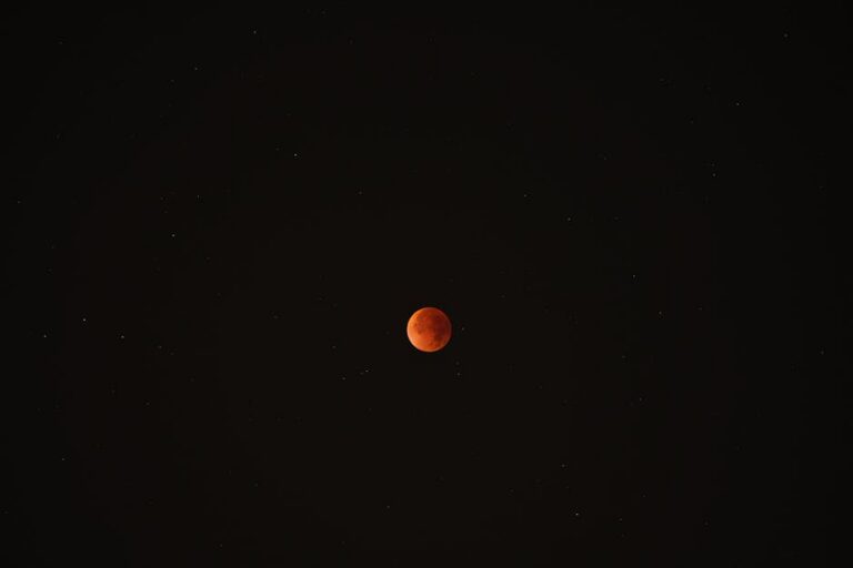 Eclipse lunar parcial com tom avermelhado da Lua de Sangue