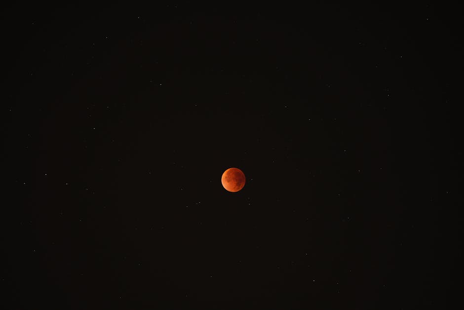 Eclipse lunar parcial com tom avermelhado da Lua de Sangue