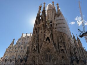 Sagrada Família altura recorde com cruz no topo da torre central em Barcelona