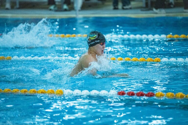 Mafê Costa estabelecendo recorde sul-americano na natação