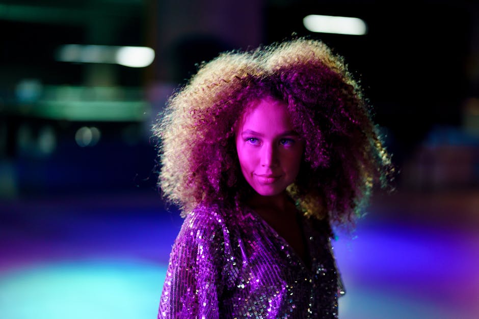 Look Bruna Marquezine com saia de camurça e camisa listrada em evento no Rio de Janeiro