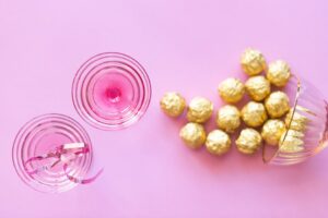 Influencers presenteiam mulher que perdeu mãe e filha