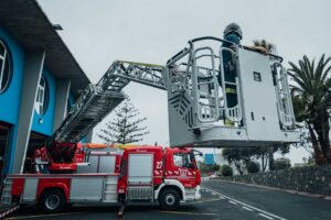 Bombeiros em Ramos no rescaldo de incêndio