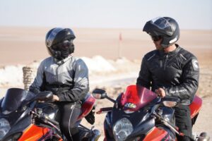 Juliette volta a andar de moto após queda