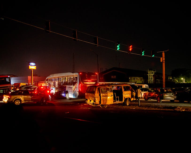Carro invade ponto ônibus Salvador