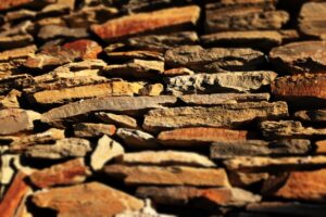 Muralha de pedras vulcânicas em Goiás