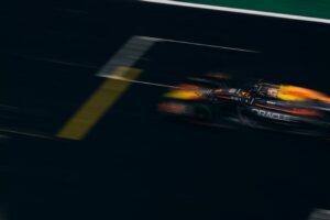 Verstappen e Leclerc comparando carros da F1