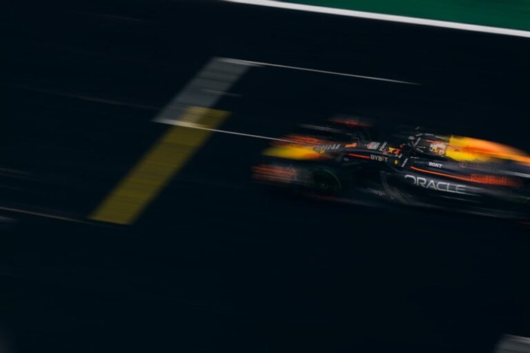 Verstappen e Leclerc comparando carros da F1