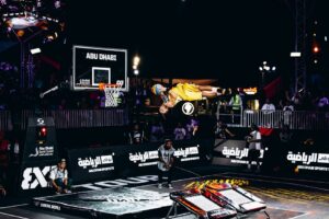 Tatum flerta com o triplo-duplo no retorno após lesão