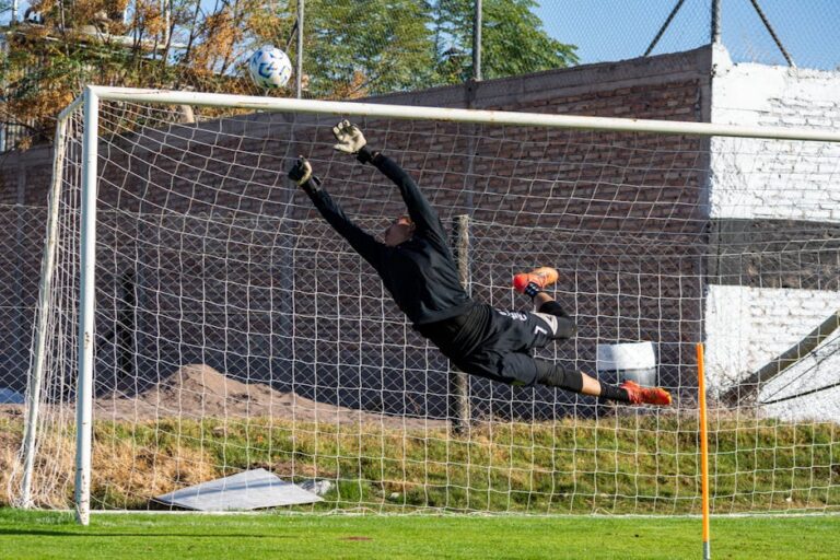 Goleiro do Tottenham falha durante jogo da Champions