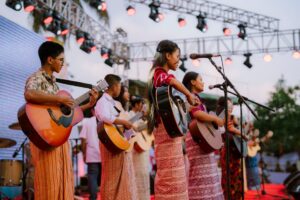 Duda Beat e Allan Souza Lima assistem a show juntinhos