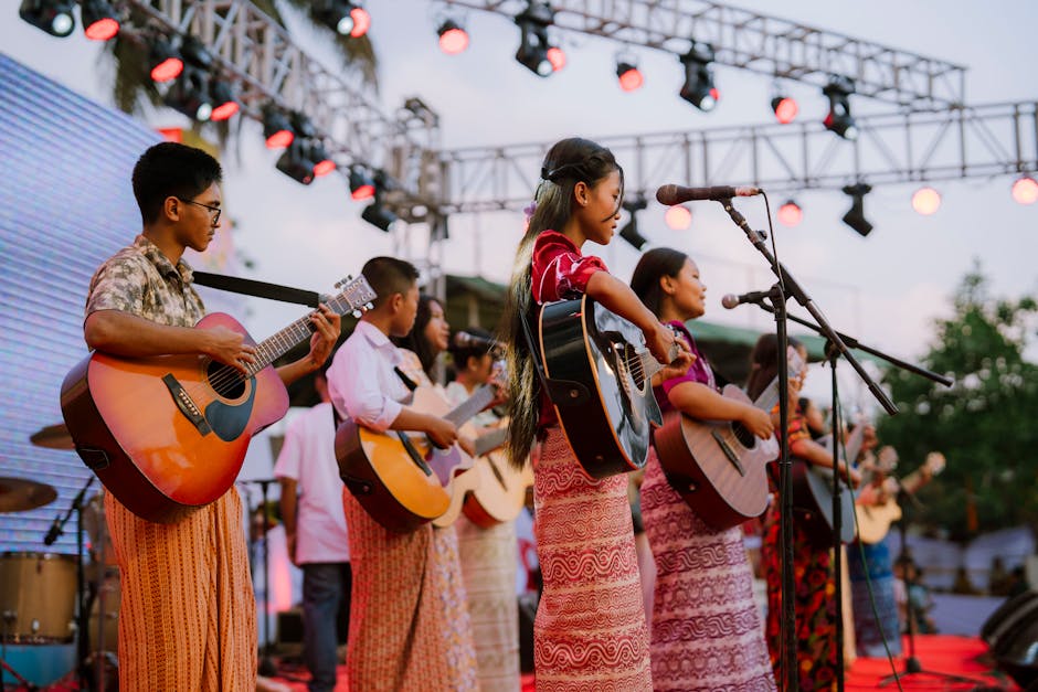 Duda Beat e Allan Souza Lima assistem a show juntinhos