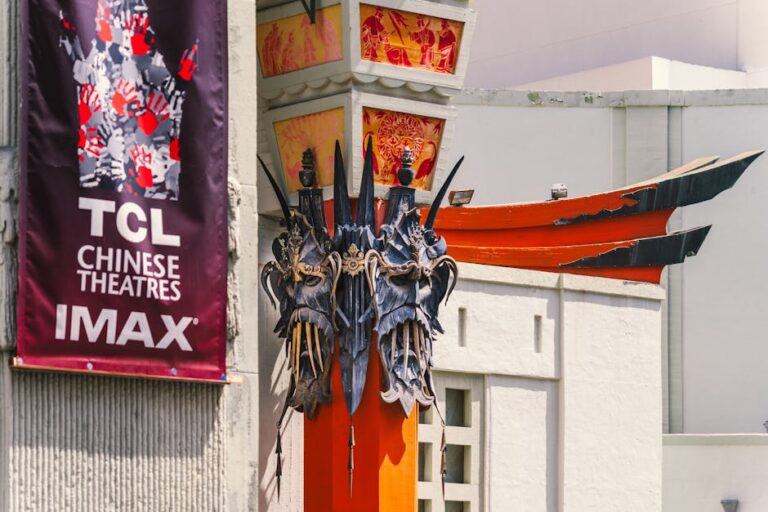 Sandy e Pedro Andrade trocando carinhos em São Paulo