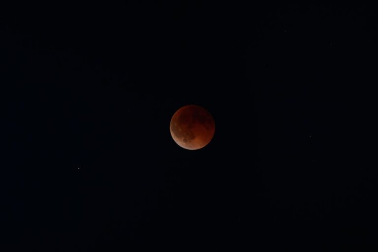 Eclipse lunar total com Lua de sangue