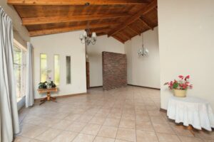 Piso branco em ambientes modernos