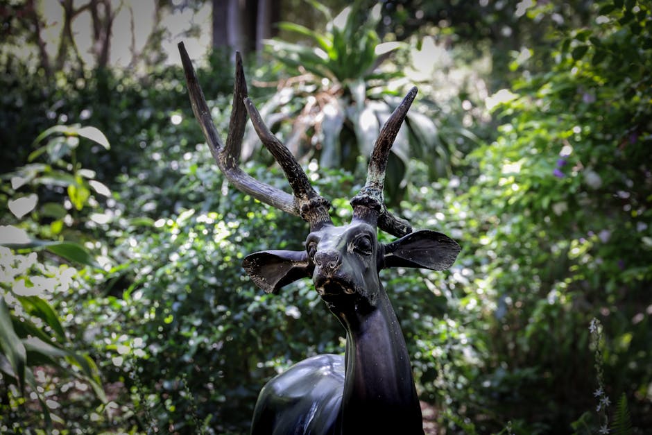 Esculturas gigantescas de animais em linhas de transmissão