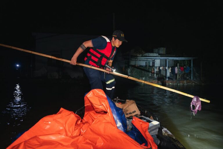 Mulher arrastada por enxurrada no córrego da Marginal Botafogo