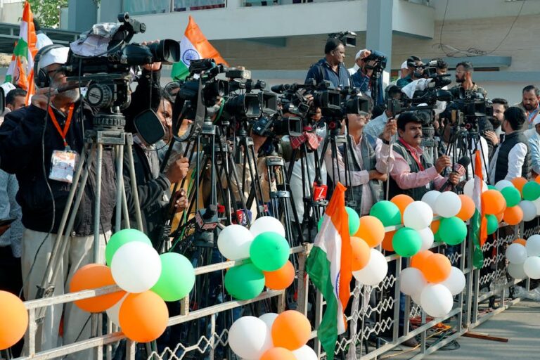 Caminhoneiros tapam buracos na BR-174