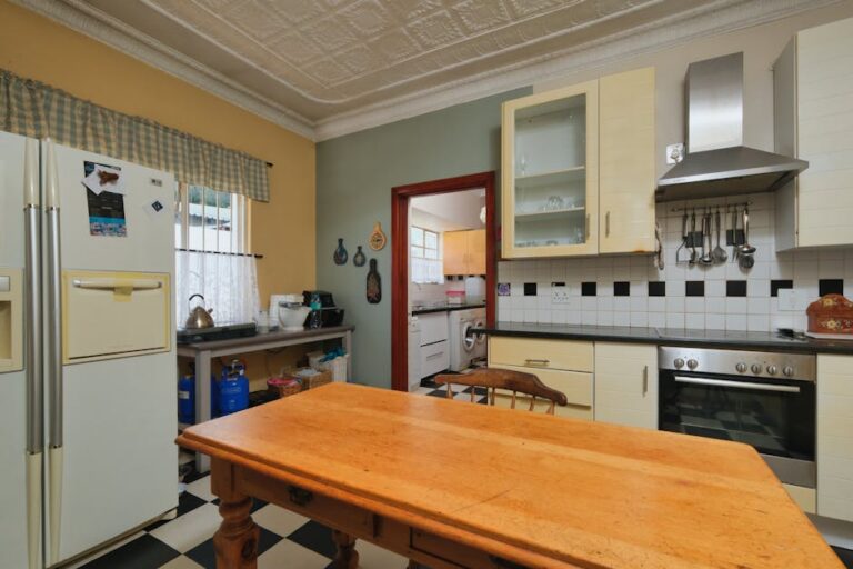 Cozinha retrô com design moderno e elementos vintage