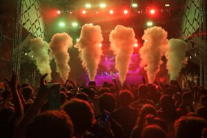 Ana Paula Siebert dança Alô, Virginia em frente ao avião