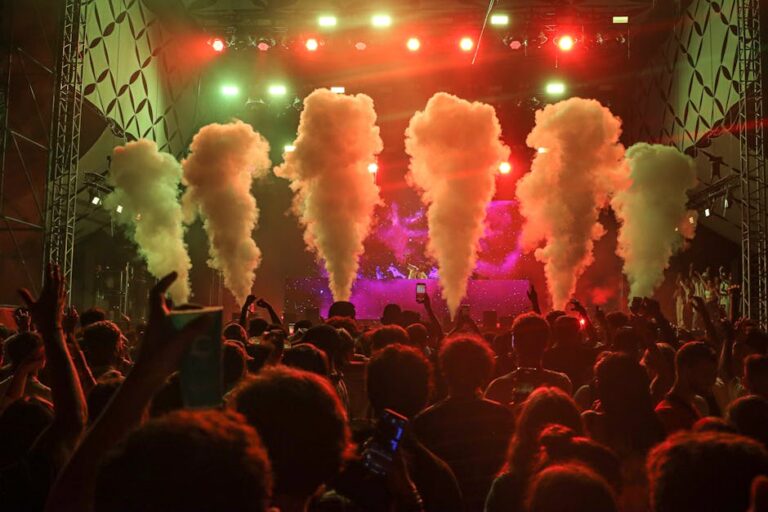 Ana Paula Siebert dança Alô, Virginia em frente ao avião