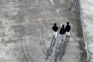 Casais intrigantes em Mad Concrete Dreams