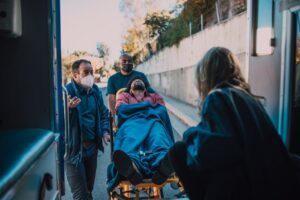 Motorista atropela bebê e adolescentes