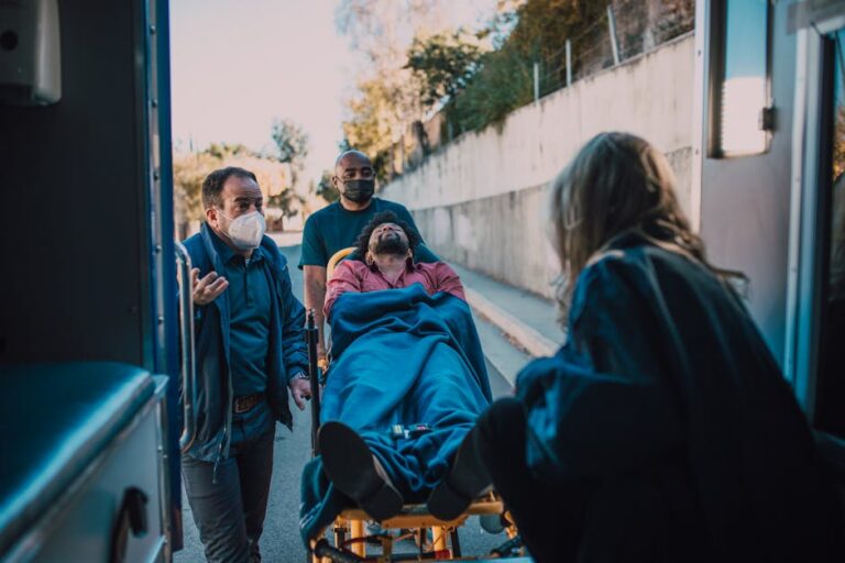 Motorista atropela bebê e adolescentes