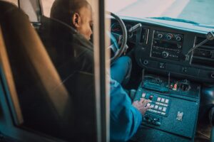 ônibus escolar atolado em passagem molhada