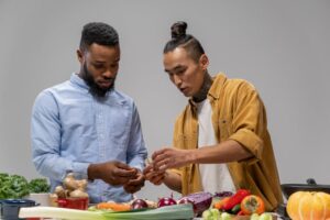 Salmão grelhado com legumes salteados