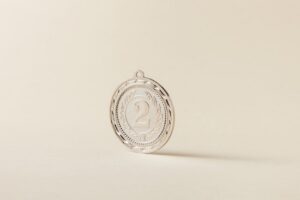 Thiago Gonçalves ex de Jojo Todynho caminhando pela orla