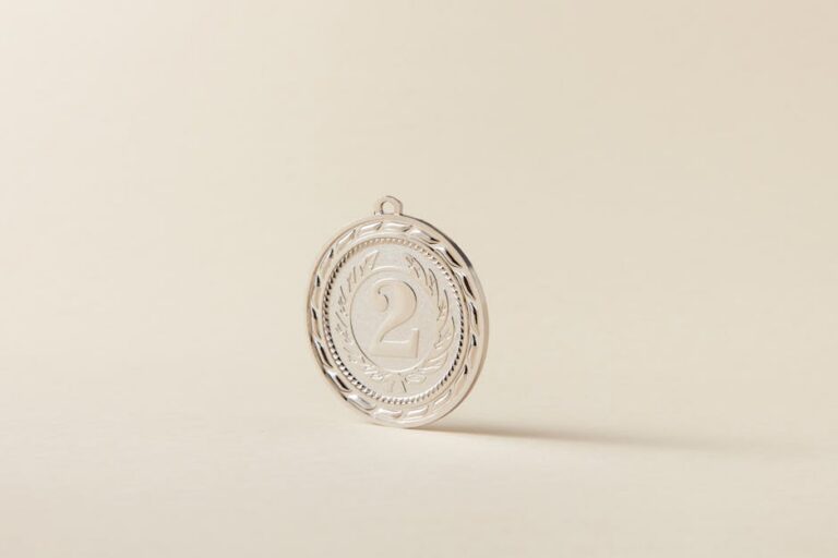 Thiago Gonçalves ex de Jojo Todynho caminhando pela orla