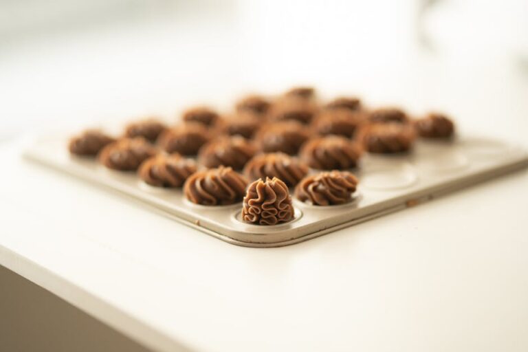 Charles Figueiredo confeiteiro entregando bolos