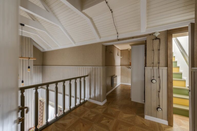 Casa de praia modernista no Guarujá com materiais duráveis