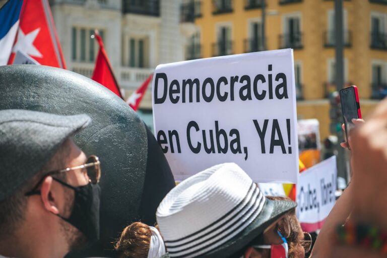 Manifestantes em Cuba protestando contra apagões