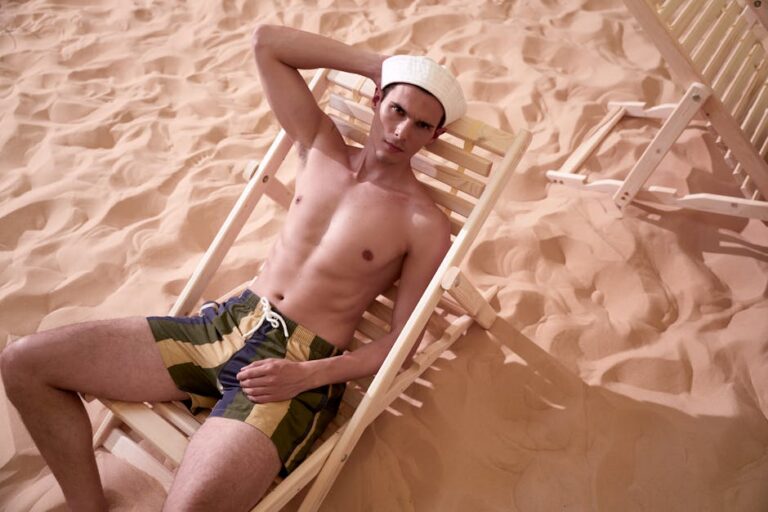 Bruna Marquezine topless com novo visual