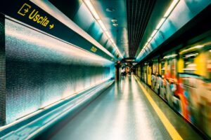 Estação de metrô na Arábia Saudita com cobertura espelhada