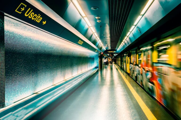 Estação de metrô na Arábia Saudita com cobertura espelhada