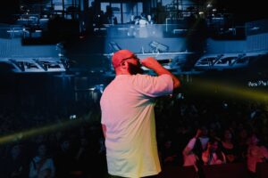 DJ Maz se apresenta antes de Shakira na Praia de Copacabana