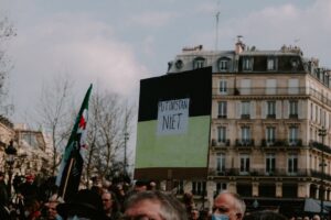 Mulher mensagens extremistas