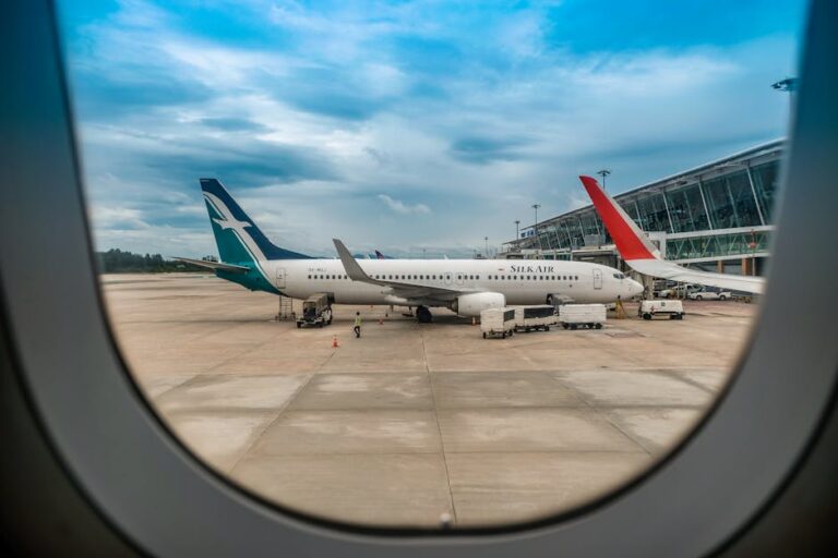 Aeroporto Changi com suas atrações impressionantes e infraestrutura avançada.