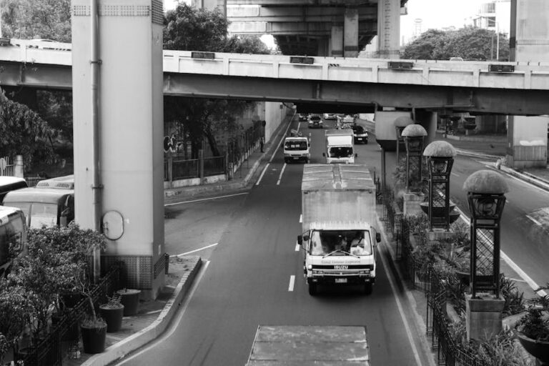Caminhão tomba viaduto