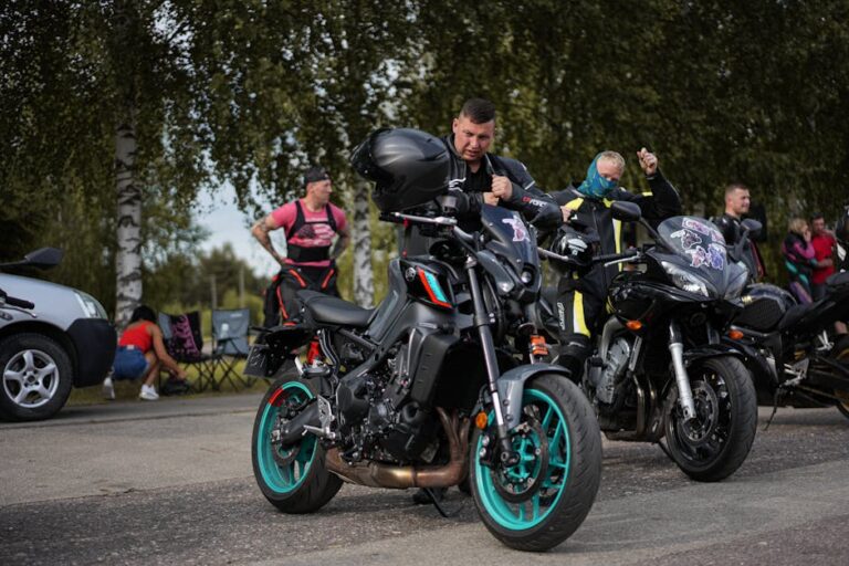 discussão entre motociclistas