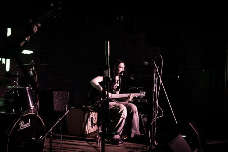 Lesão da vocalista Phoebe Lunny do Lambrini Girls