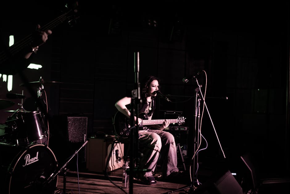 Lesão da vocalista Phoebe Lunny do Lambrini Girls